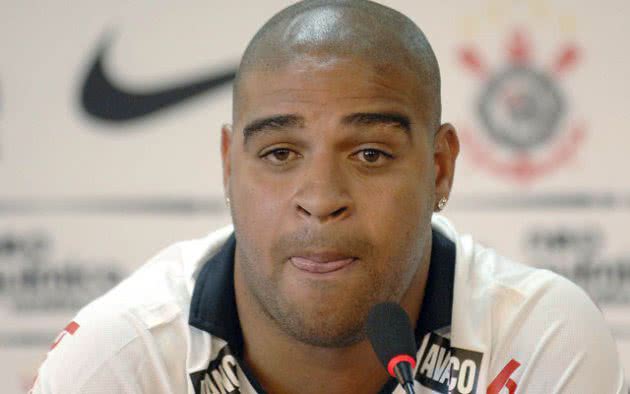 Imagem Sem investidor, clube da segunda divisão desiste de contratar Adriano