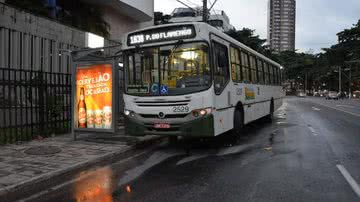 Imagem Ônibus bate em poste na Ondina deixando quatro feridos