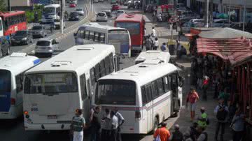 Imagem Homem é imprensado entre ônibus