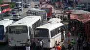 Imagem Homem é imprensado entre ônibus