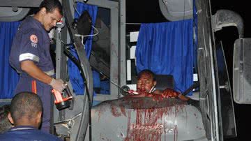 Imagem Ônibus bate no fundo de um caminhão carregado de irregularidades
