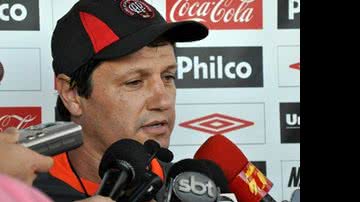Imagem Treinador do Atlético/PR pede cuidados com o Bahia 