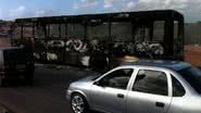 Imagem Manifestantes incendeiam ônibus escolar
