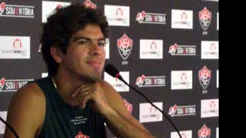 Imagem Alison elogia companheiros de zaga no Vitória