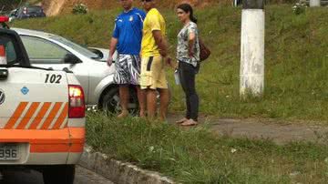 Imagem Motorista perde controle de carro e bate em poste na Paralela