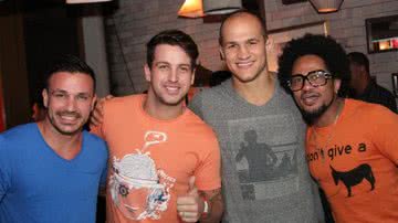 Imagem ACM Neto, Victor Ramos e artistas comemoram com Márcio Victor 