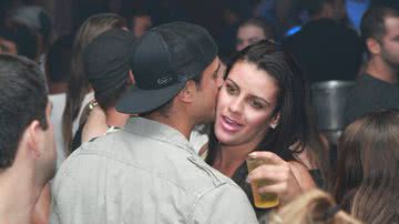 Imagem Namorado de Nicole Bahls é flagrado rodeado de mulheres no Rio 