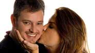 Imagem Manno Goes e esposa participam de leilão beneficente "Outubro Rosa"