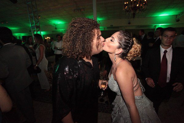 Imagem Apresentador da Band e Anamara são fotografados se beijando em festa 