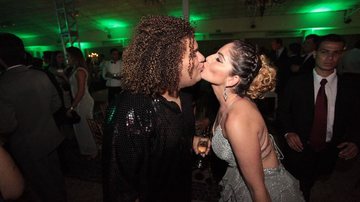 Imagem Apresentador da Band e Anamara são fotografados se beijando em festa 