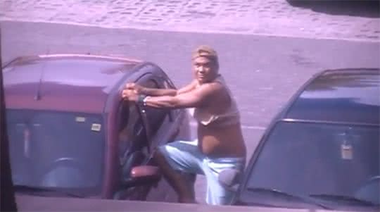 Imagem  Câmera flagra ação de arrombador de carro