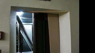 Imagem Após noitada, Neymar fica preso em elevador