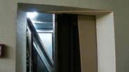 Imagem Após noitada, Neymar fica preso em elevador