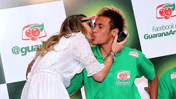Imagem Neymar marca três e comemora dançando novo hit de Claudia Leitte