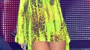 Imagem Alinne Rosa exibe pernão durante show em Salvador