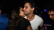 Imagem Aline Rosa e Rafael Almeida beijam e muito em boate