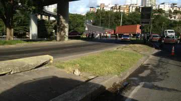Imagem Bonocô: carro fica imprensado no caminhão