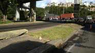 Imagem Bonocô: carro fica imprensado no caminhão