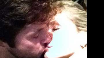 Imagem Claudia Leitte posta foto beijando marido