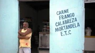 Imagem Com um anzol, ladrão leva produtos de mercadinho