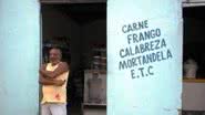 Imagem Com um anzol, ladrão leva produtos de mercadinho