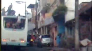 Imagem Motorista flagra crianças em cima de ônibus 