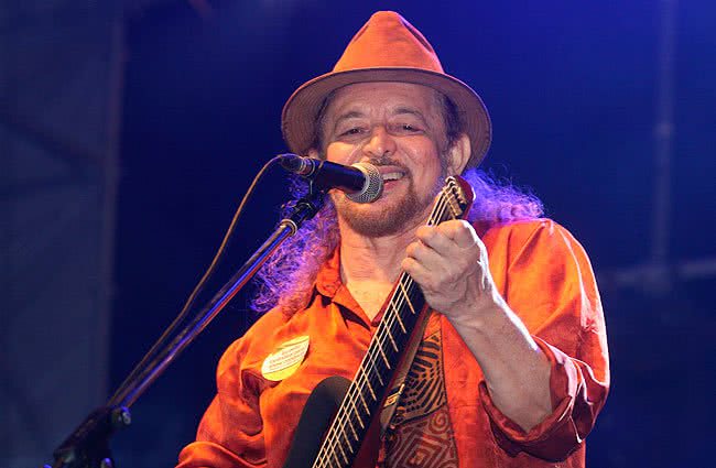 Imagem Geraldo Azevedo deixa o palco no início da apresentação