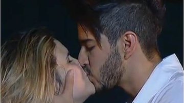 Imagem Gusttavo Lima beija fã na boca durante show
