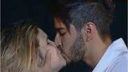 Imagem Gusttavo Lima beija fã na boca durante show