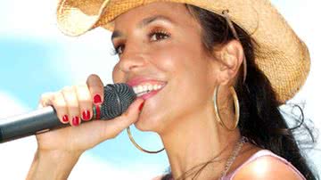 Imagem Ivete Sangalo coloca microfone no decote em show