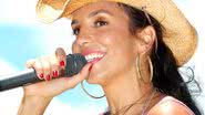 Imagem Ivete Sangalo coloca microfone no decote em show