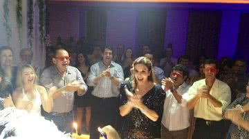 Imagem Dia de festa: Ivete se enrola em cartazes dos fãs