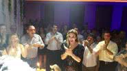 Imagem Dia de festa: Ivete se enrola em cartazes dos fãs