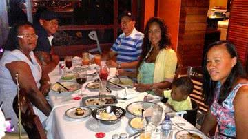 Imagem Léo Santana comemora aniversário da mãe