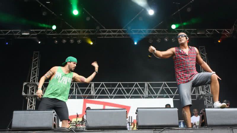 Imagem  Diogo Pretto dança no palco com Os Sungas no Salvador Fest