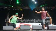 Imagem  Diogo Pretto dança no palco com Os Sungas no Salvador Fest