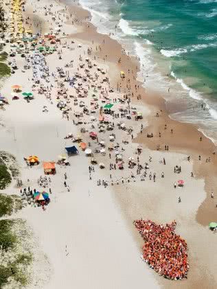 Imagem Consumidores participam de compra coletiva em praia de Salvador