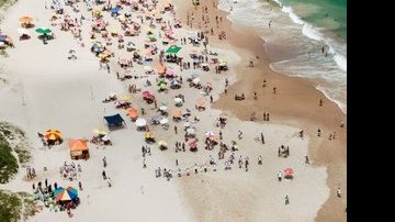 Imagem Consumidores participam de compra coletiva em praia de Salvador