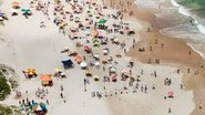 Imagem Consumidores participam de compra coletiva em praia de Salvador