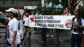 Imagem Governador propõe antecipar reajustes de professores grevistas