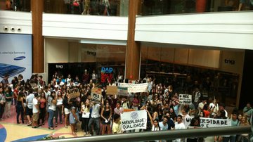 Imagem Estudantes aproveitam evento da Unifacs e protestam no Salvador Shopping 