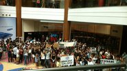 Imagem Estudantes aproveitam evento da Unifacs e protestam no Salvador Shopping 