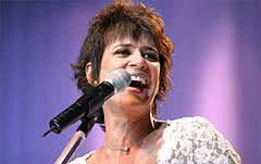 Imagem Simone cai em show
