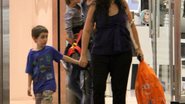 Imagem Wagner Moura passeia com os filhos em shopping