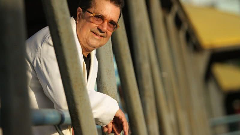 Imagem Antonio Miranda lança Desclassificado no Portela Café nesta terça