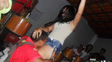 Imagem Mulher faz 'sexo oral' no palco em show de pagode