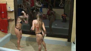 Imagem  Robertha Portella, Simone Sampaio e Penélope Nova tomam banho juntas