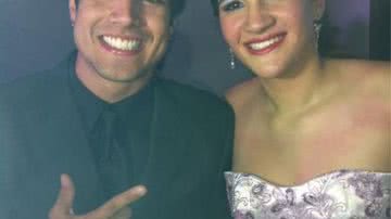Imagem Caio Castro posa com debutante em Salvador