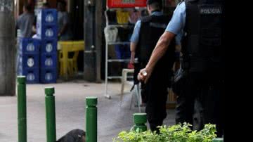 Imagem Foto de policial jogando spray em cão gera polêmica