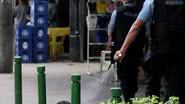 Imagem Foto de policial jogando spray em cão gera polêmica